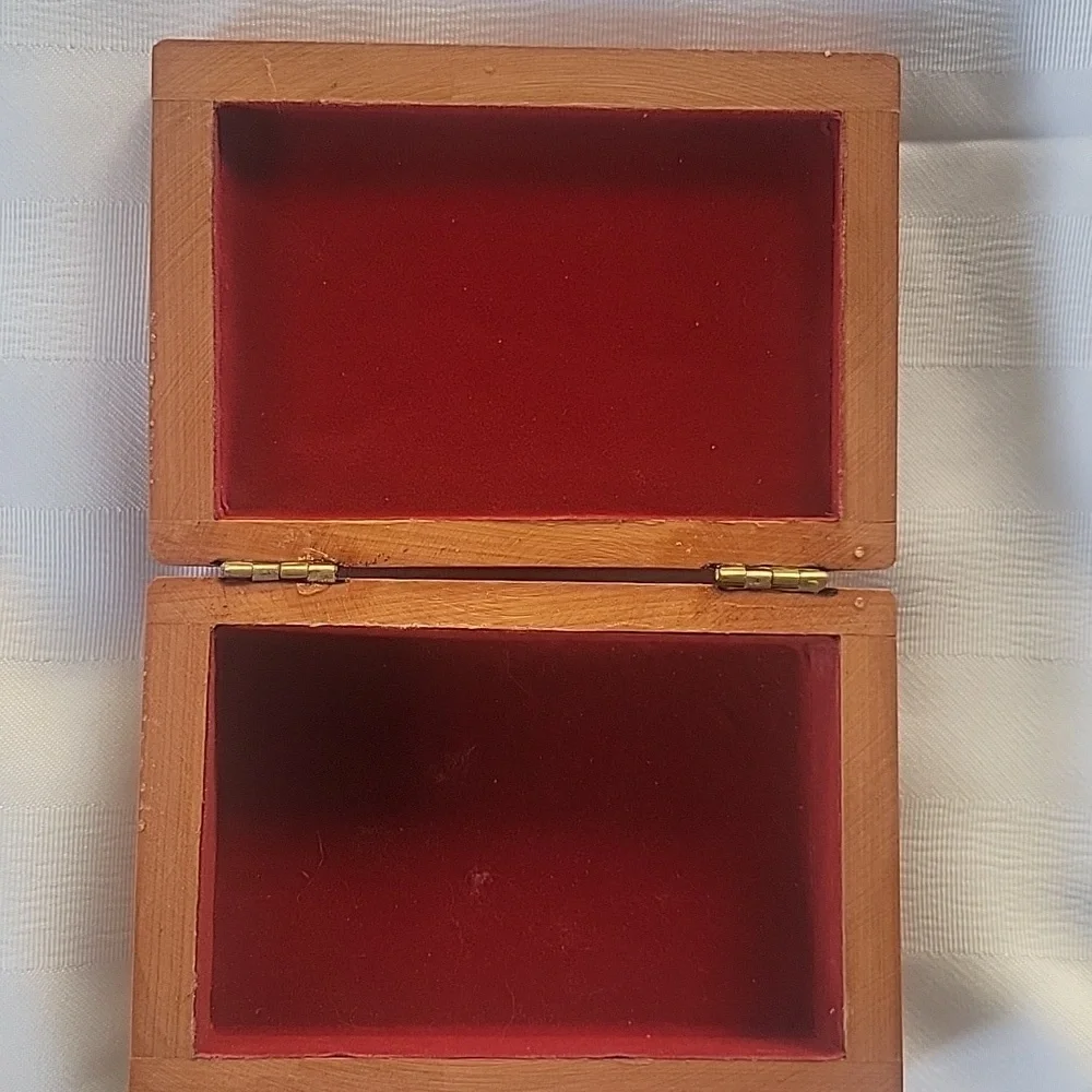 Artel La Paz Wooden Box with Mother of Pearl Inlaid Bird Design